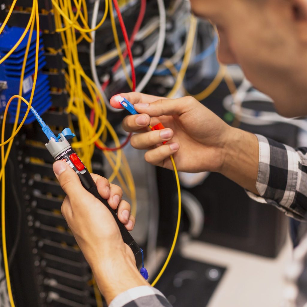 ingeniero-hombre-verificando-fibra-optica